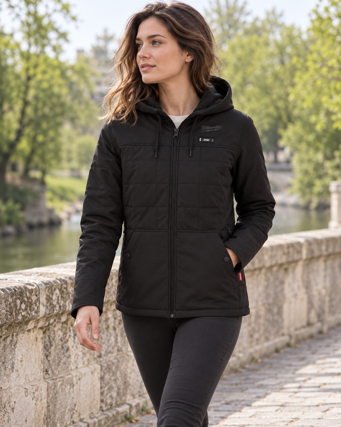 Manteau noir en coton chauffant chargeable en usb pour femmes — porté en situation