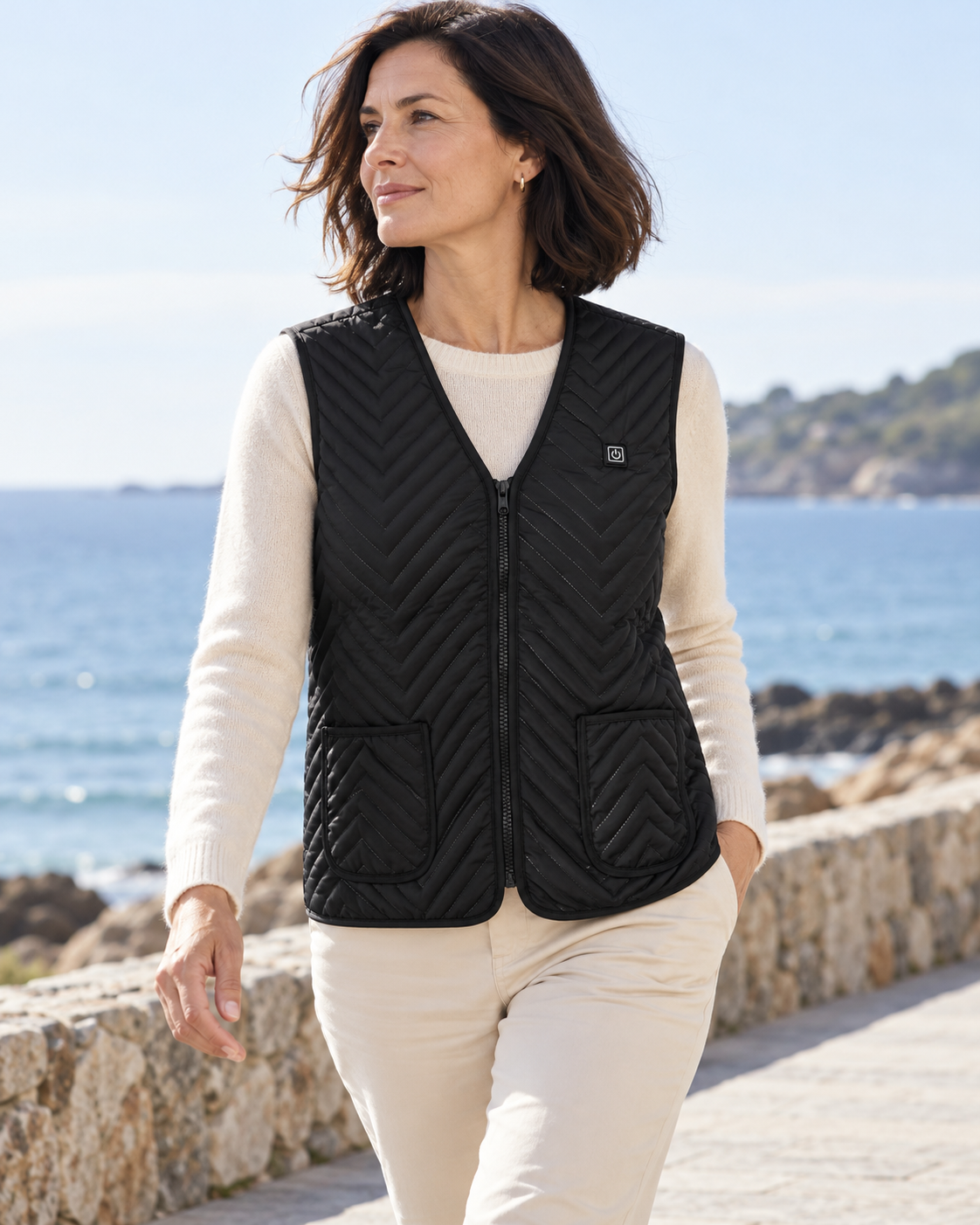Gilet chauffant col en v pour femme — porté en situation