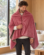 Poncho chauffant en peluche rose — porté en situation