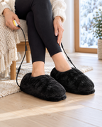 Chaussons chauffants en peluche — porté en situation